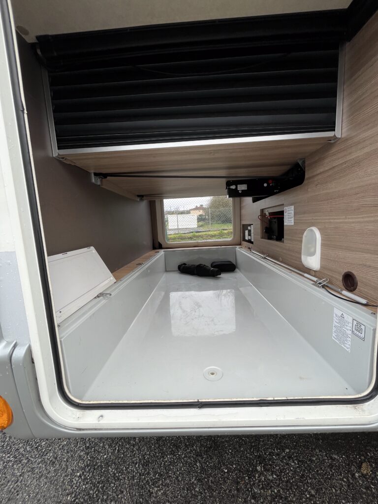 Rapido Integral 890 F  Cama central e basculante