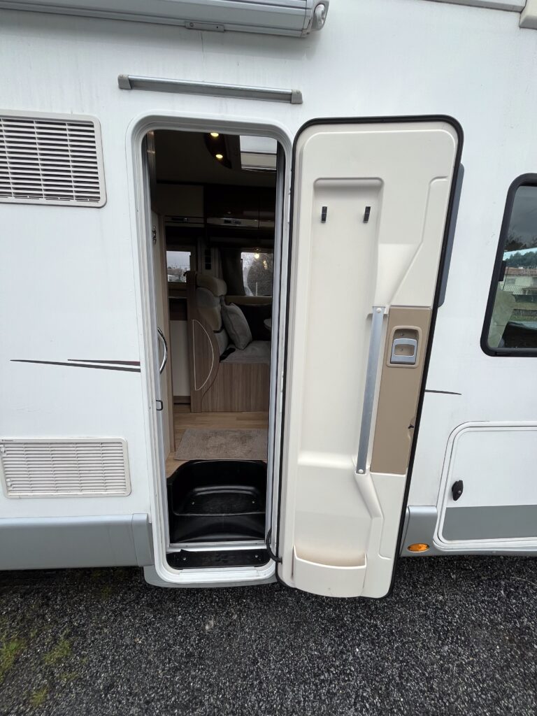 Rapido Integral 890 F  Cama central e basculante