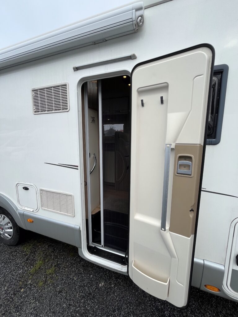 Rapido Integral 890 F  Cama central e basculante