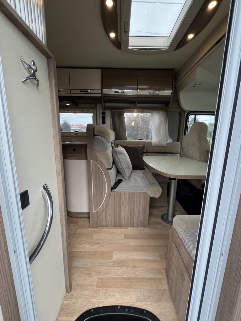 Rapido Integral 890 F  Cama central e basculante