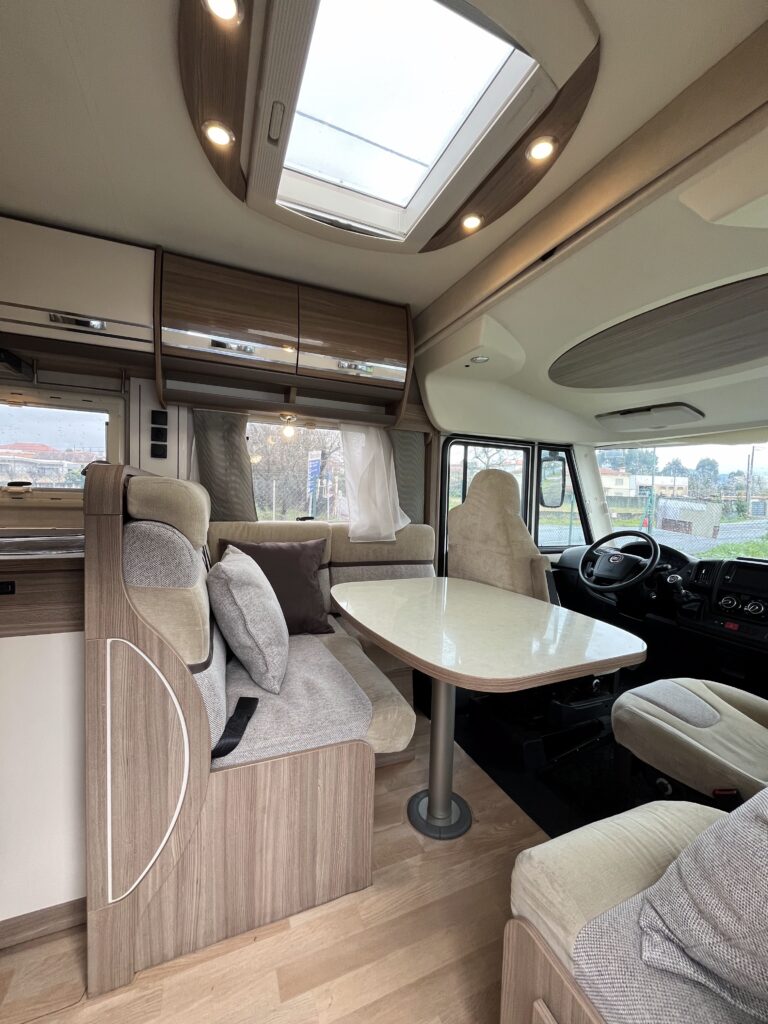 Rapido Integral 890 F  Cama central e basculante