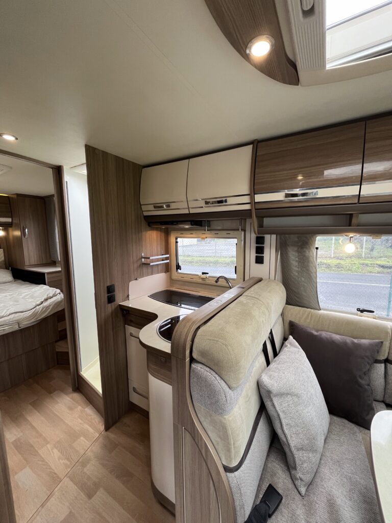 Rapido Integral 890 F  Cama central e basculante