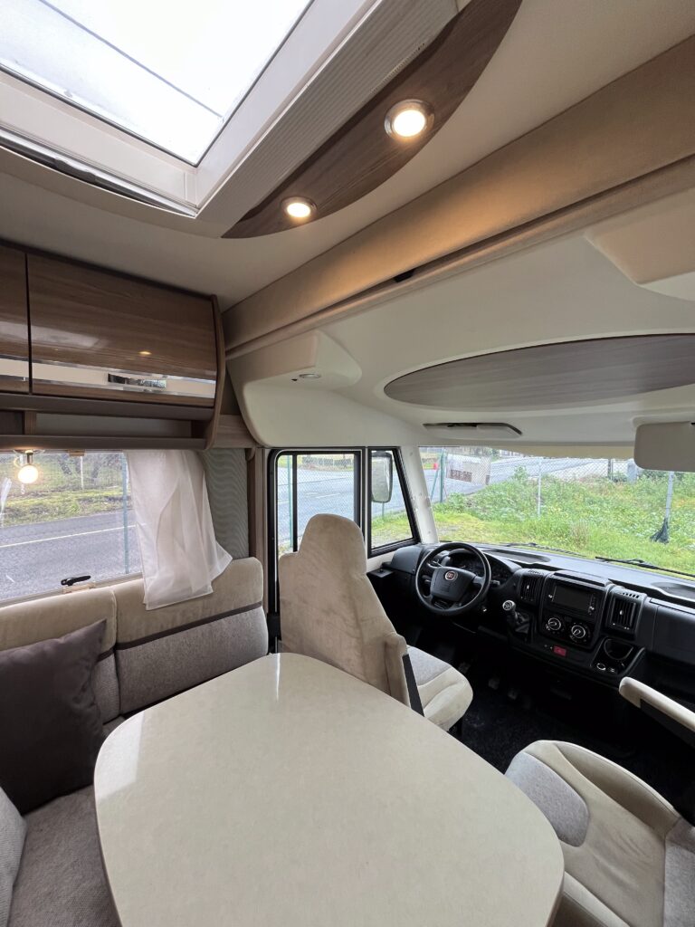 Rapido Integral 890 F  Cama central e basculante