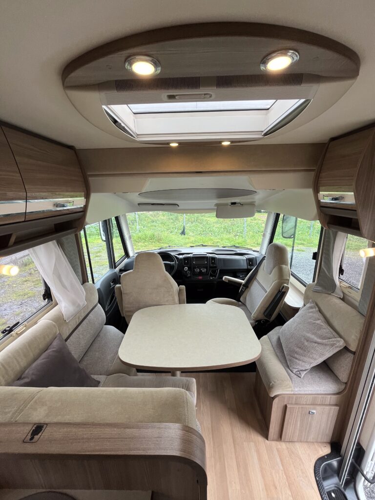 Rapido Integral 890 F  Cama central e basculante