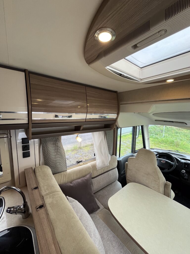 Rapido Integral 890 F  Cama central e basculante