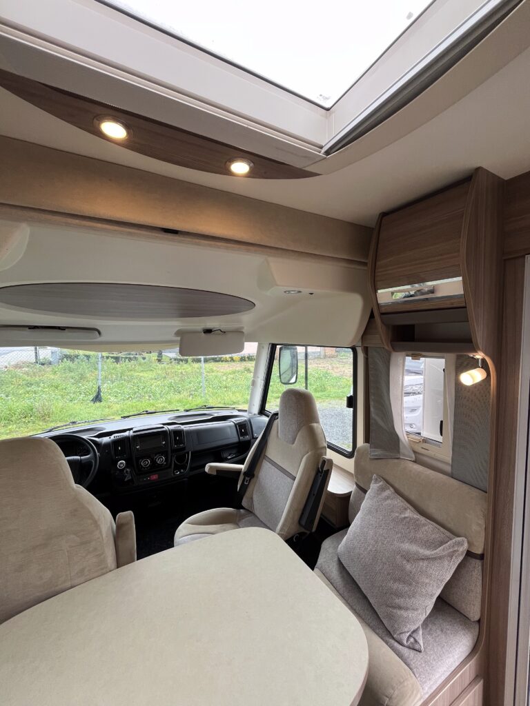 Rapido Integral 890 F  Cama central e basculante