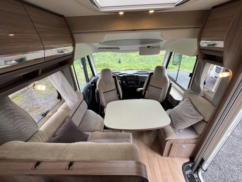 Rapido Integral 890 F  Cama central e basculante