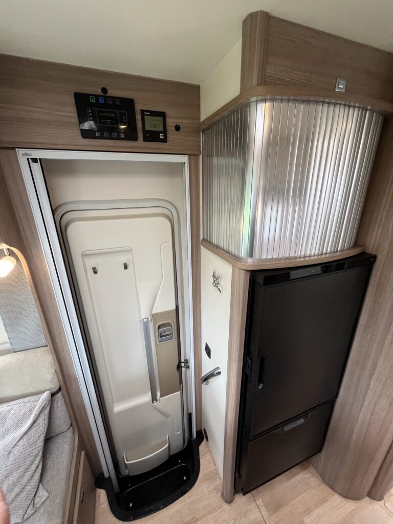 Rapido Integral 890 F  Cama central e basculante