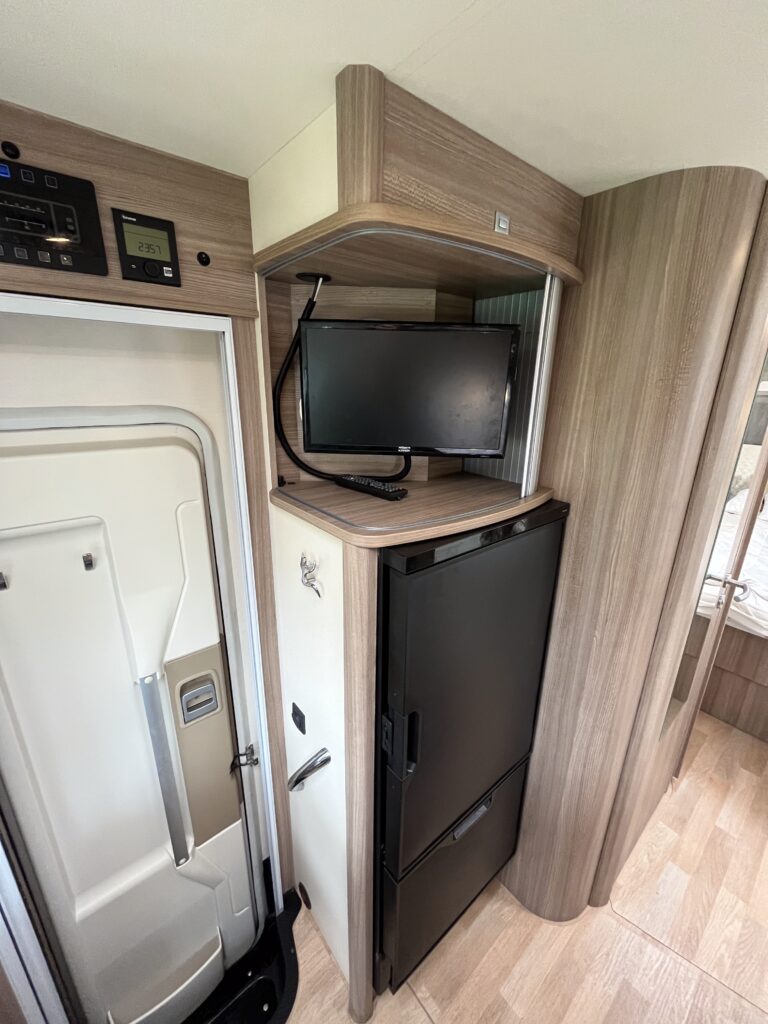 Rapido Integral 890 F  Cama central e basculante