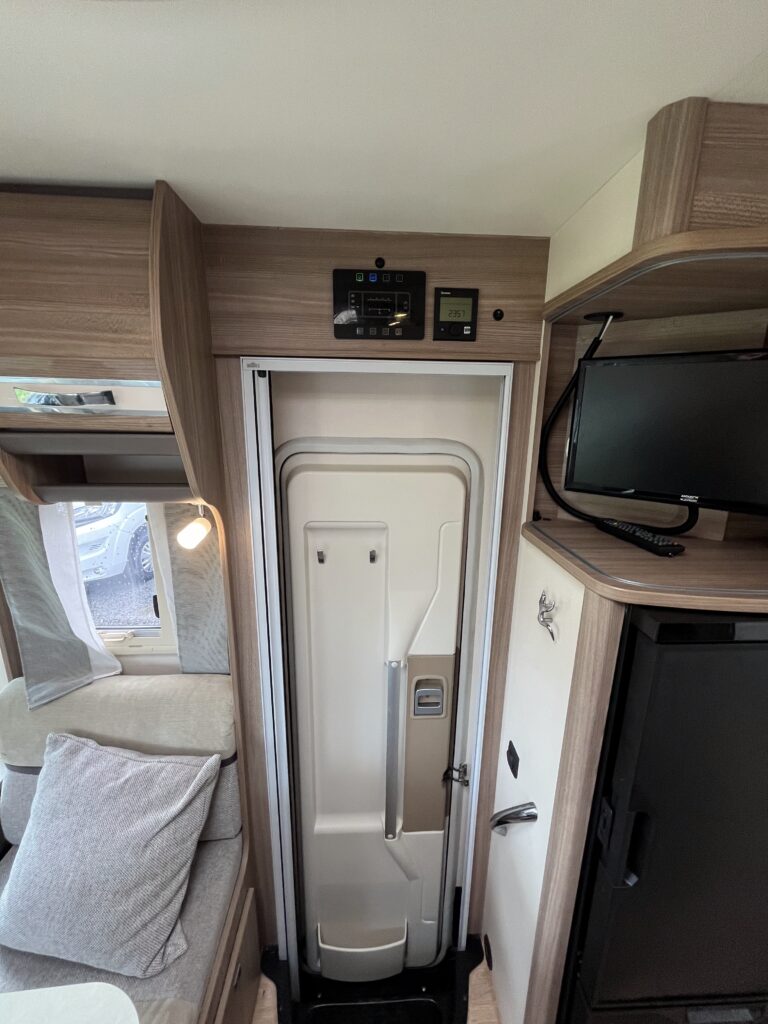 Rapido Integral 890 F  Cama central e basculante