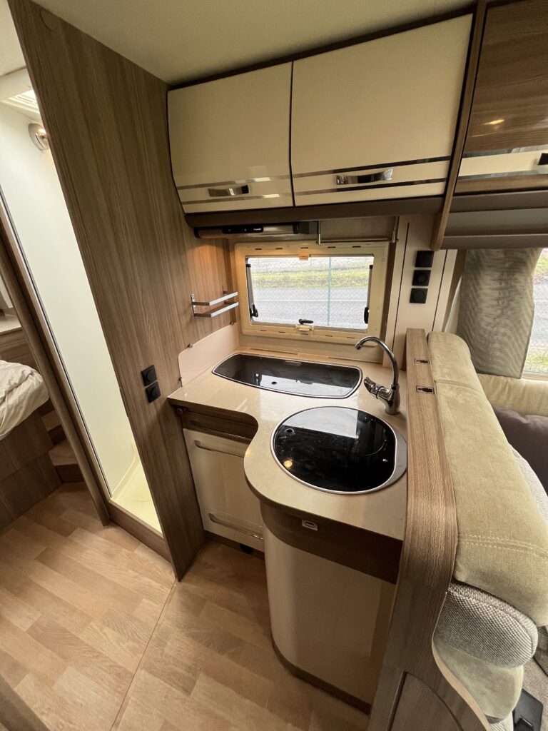 Rapido Integral 890 F  Cama central e basculante