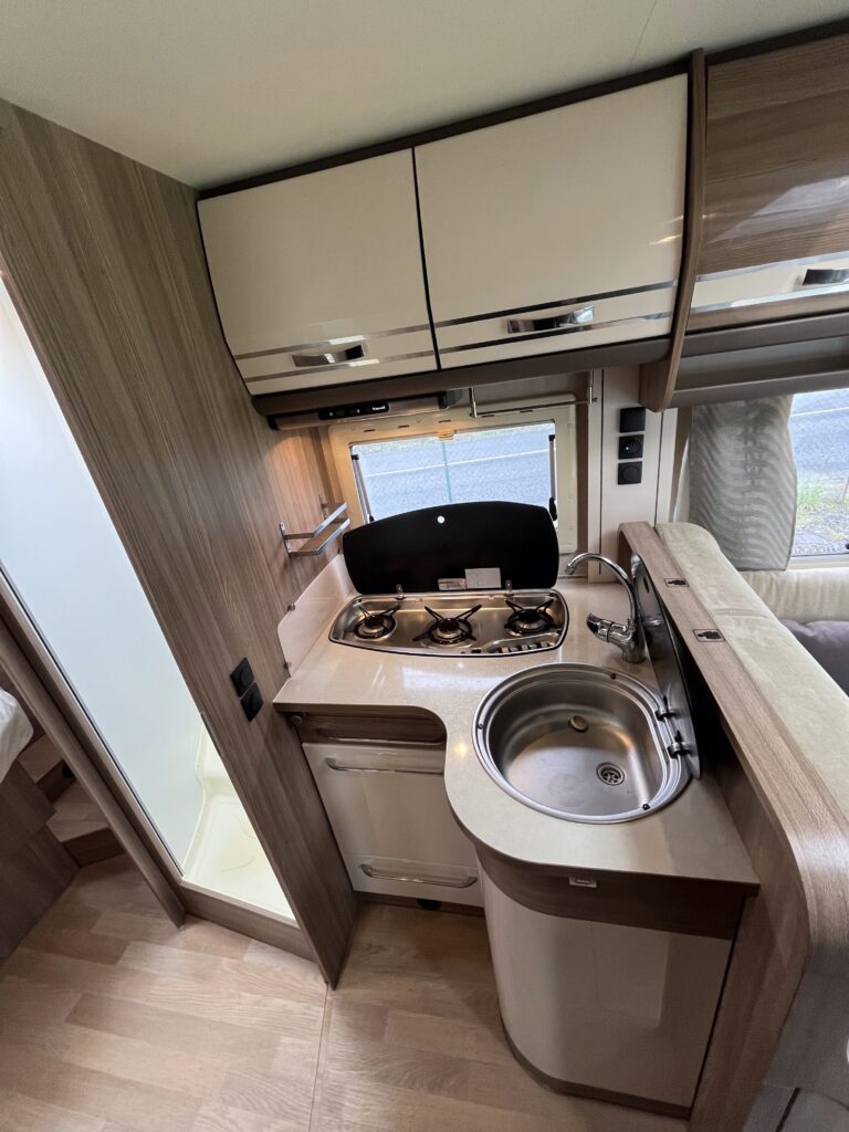 Rapido Integral 890 F  Cama central e basculante