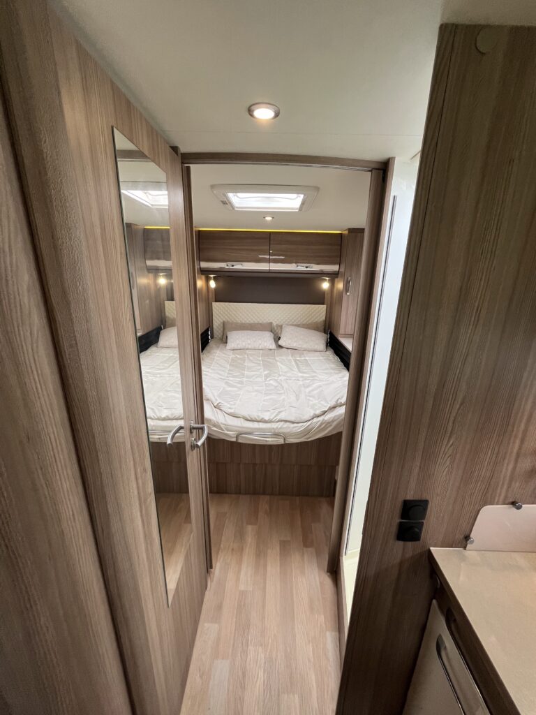 Rapido Integral 890 F  Cama central e basculante