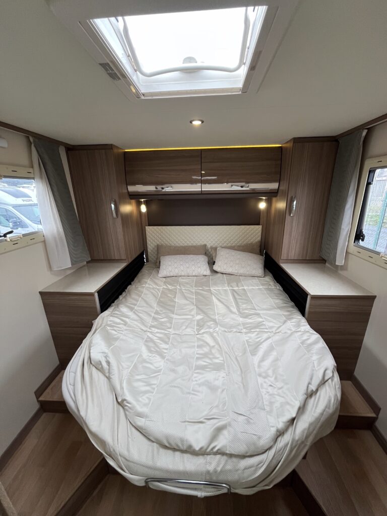 Rapido Integral 890 F  Cama central e basculante