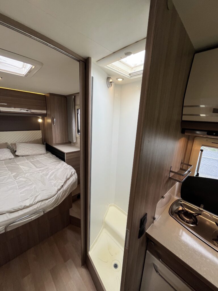 Rapido Integral 890 F  Cama central e basculante