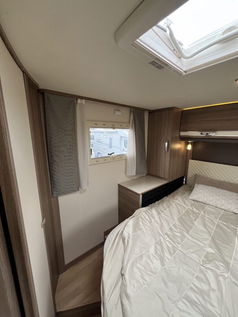 Rapido Integral 890 F  Cama central e basculante