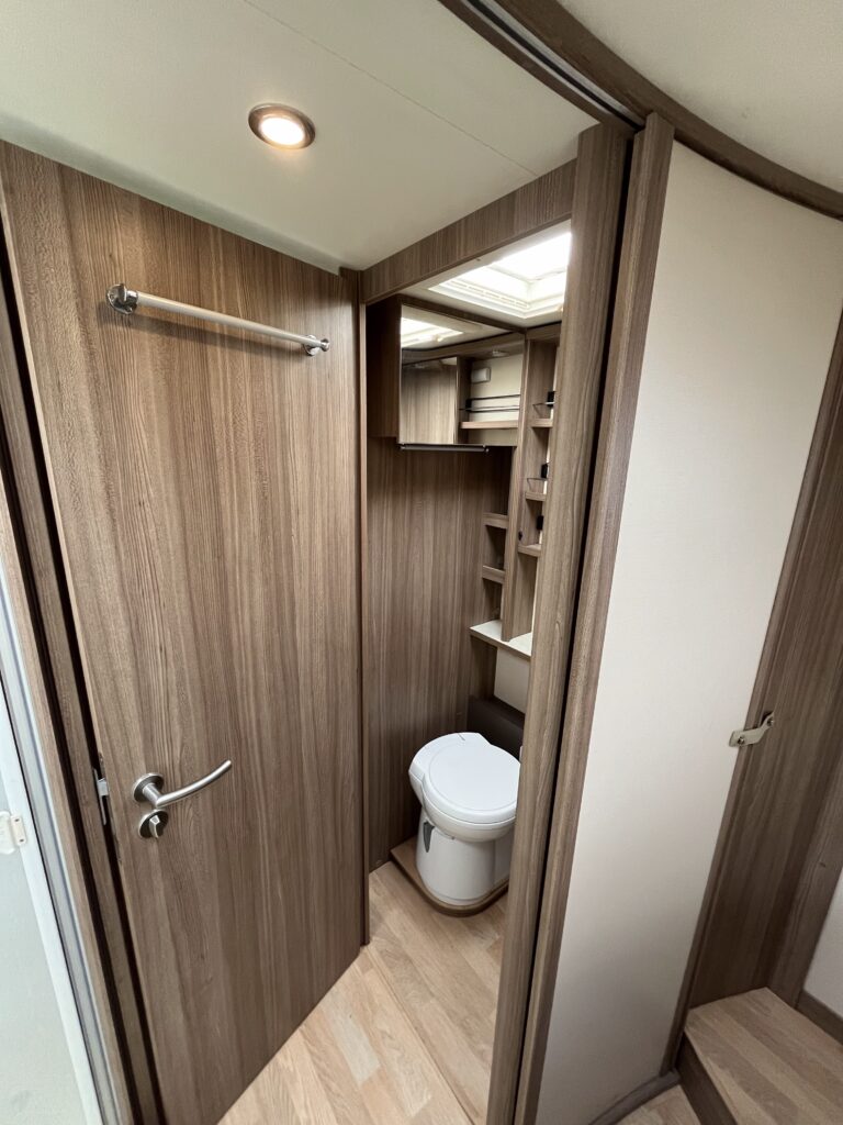 Rapido Integral 890 F  Cama central e basculante