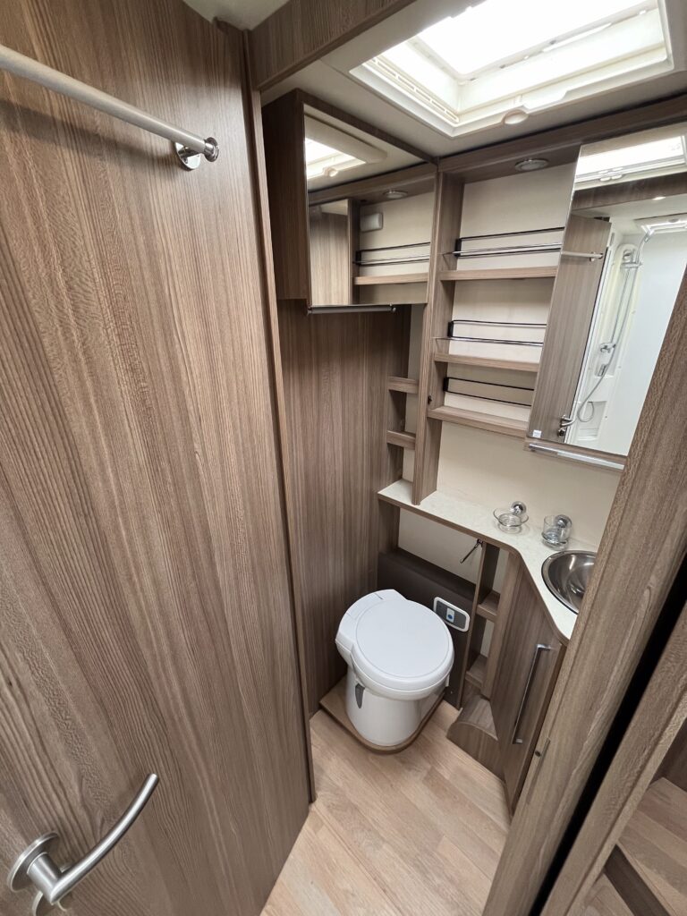 Rapido Integral 890 F  Cama central e basculante