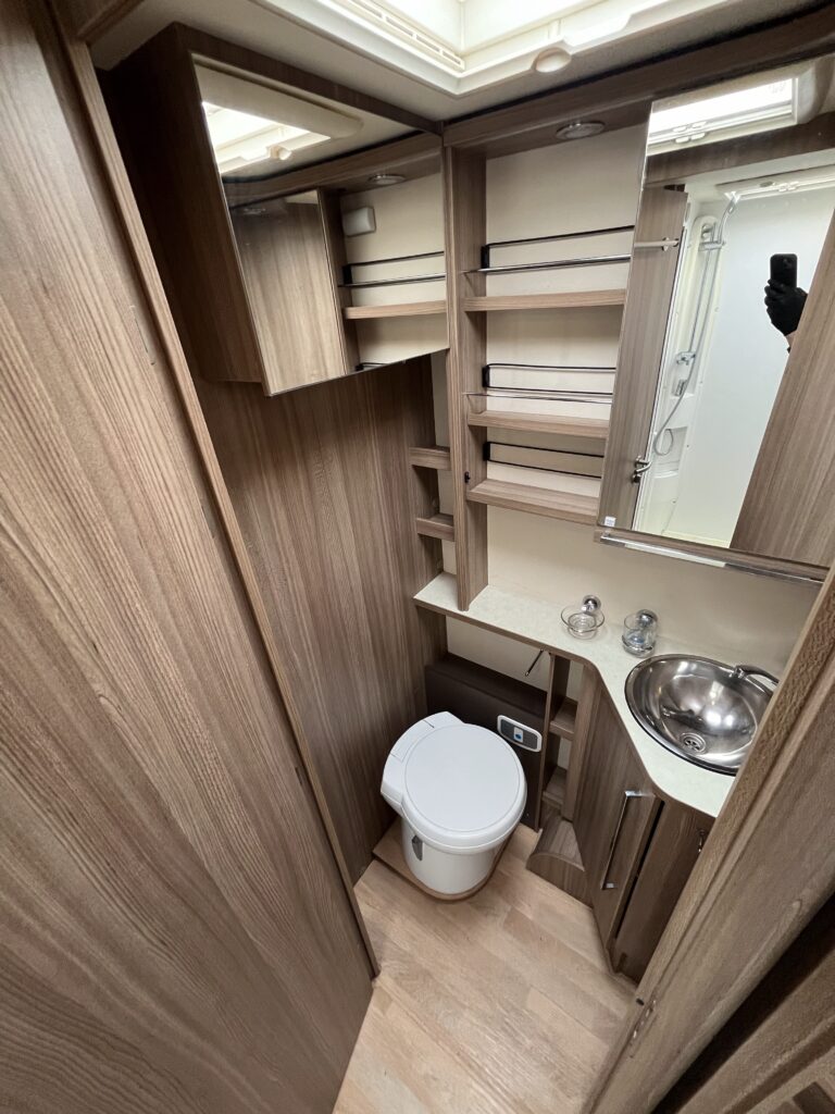 Rapido Integral 890 F  Cama central e basculante