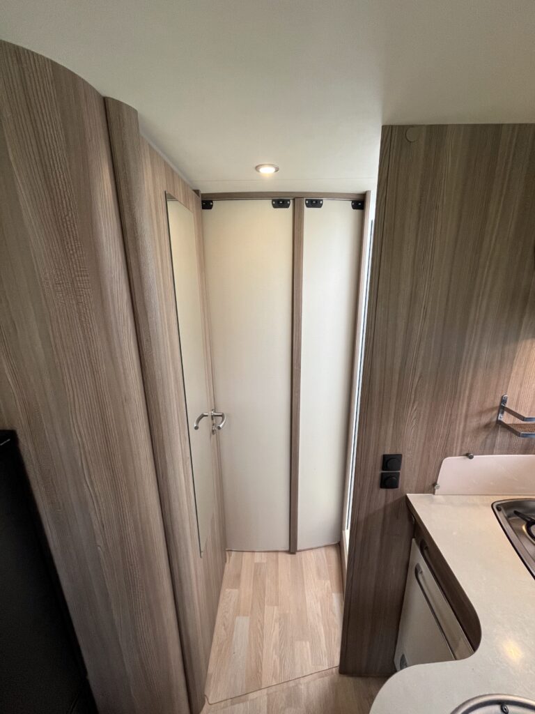 Rapido Integral 890 F  Cama central e basculante