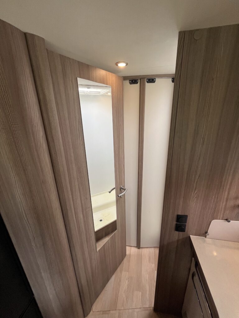 Rapido Integral 890 F  Cama central e basculante