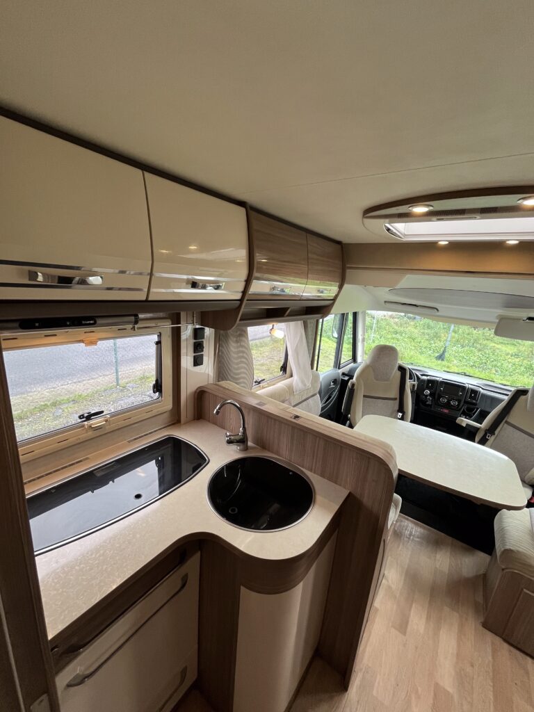 Rapido Integral 890 F  Cama central e basculante