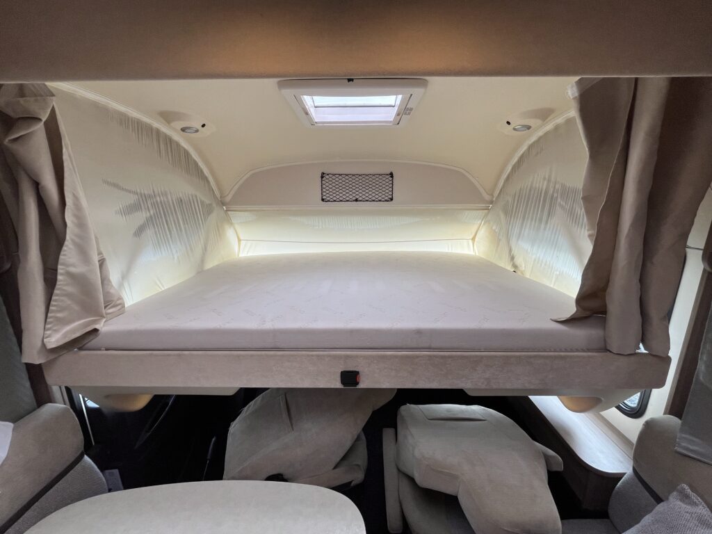 Rapido Integral 890 F  Cama central e basculante