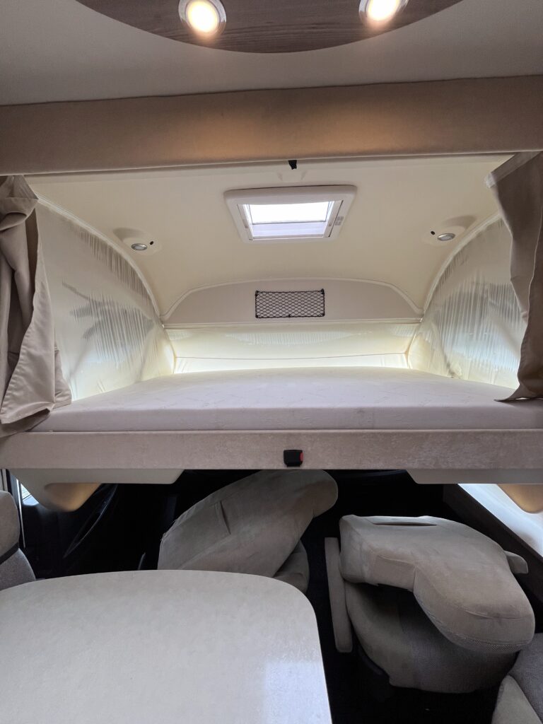 Rapido Integral 890 F  Cama central e basculante