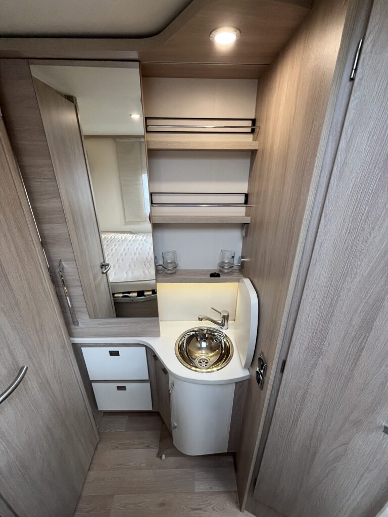 Rapido 650F Cama Central e Basculante