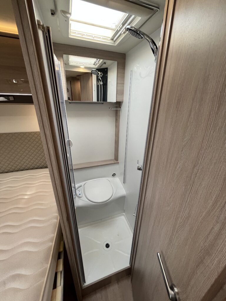 Rapido 650F Cama Central e Basculante