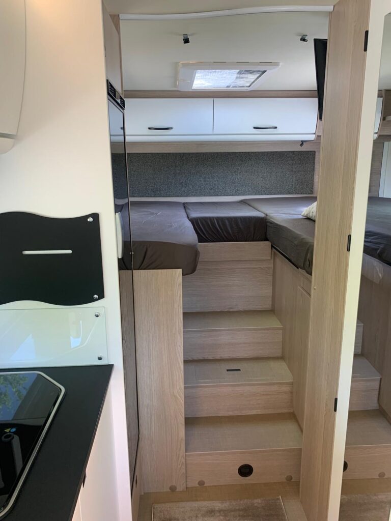 Burstner Skyline 2025 Camas gemeas e basculante