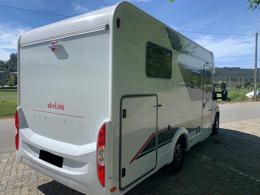 Burstner Skyline 2025 Camas gemeas e basculante