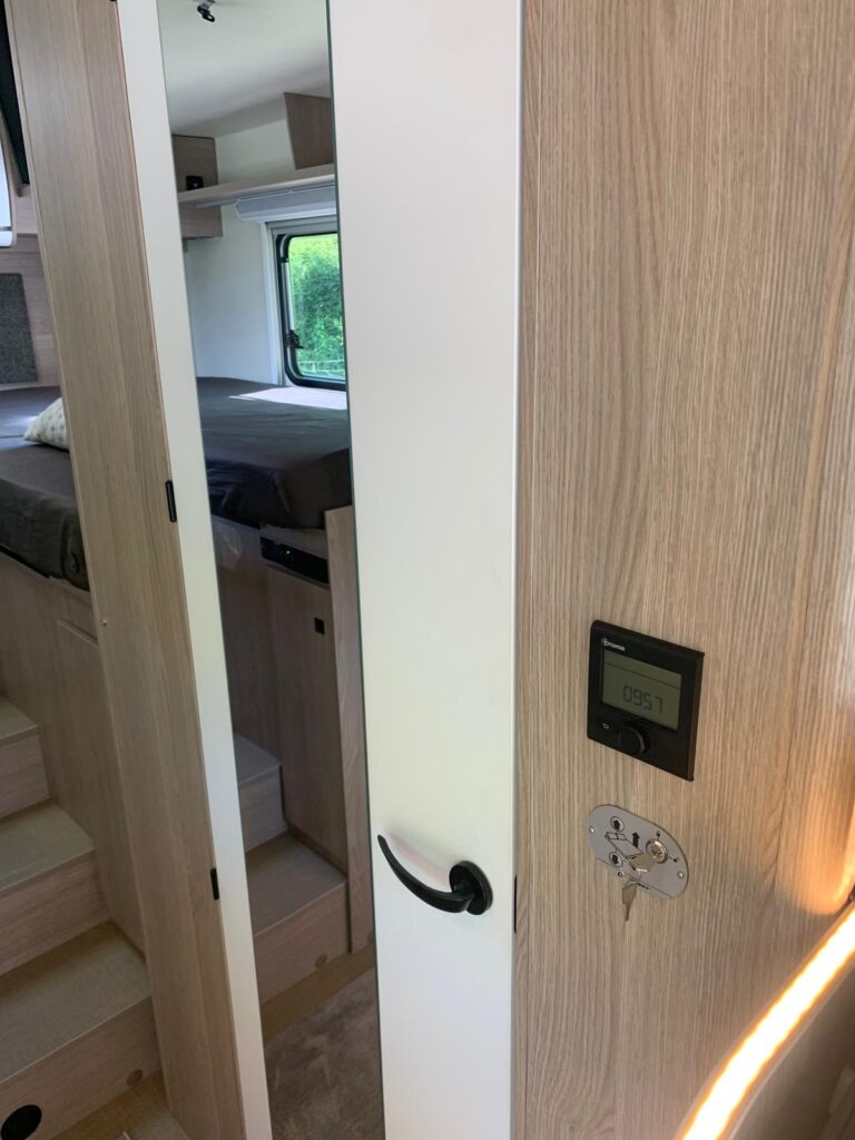 Burstner Skyline 2025 Camas gemeas e basculante