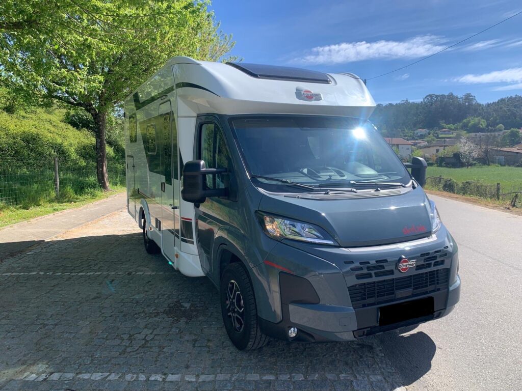 Burstner Skyline 2025 Camas gemeas e basculante