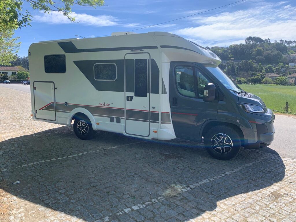 Burstner Skyline 2025 Camas gemeas e basculante