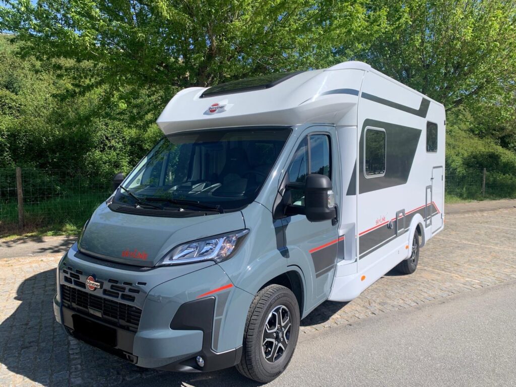 Burstner Skyline 2025 Camas gemeas e basculante