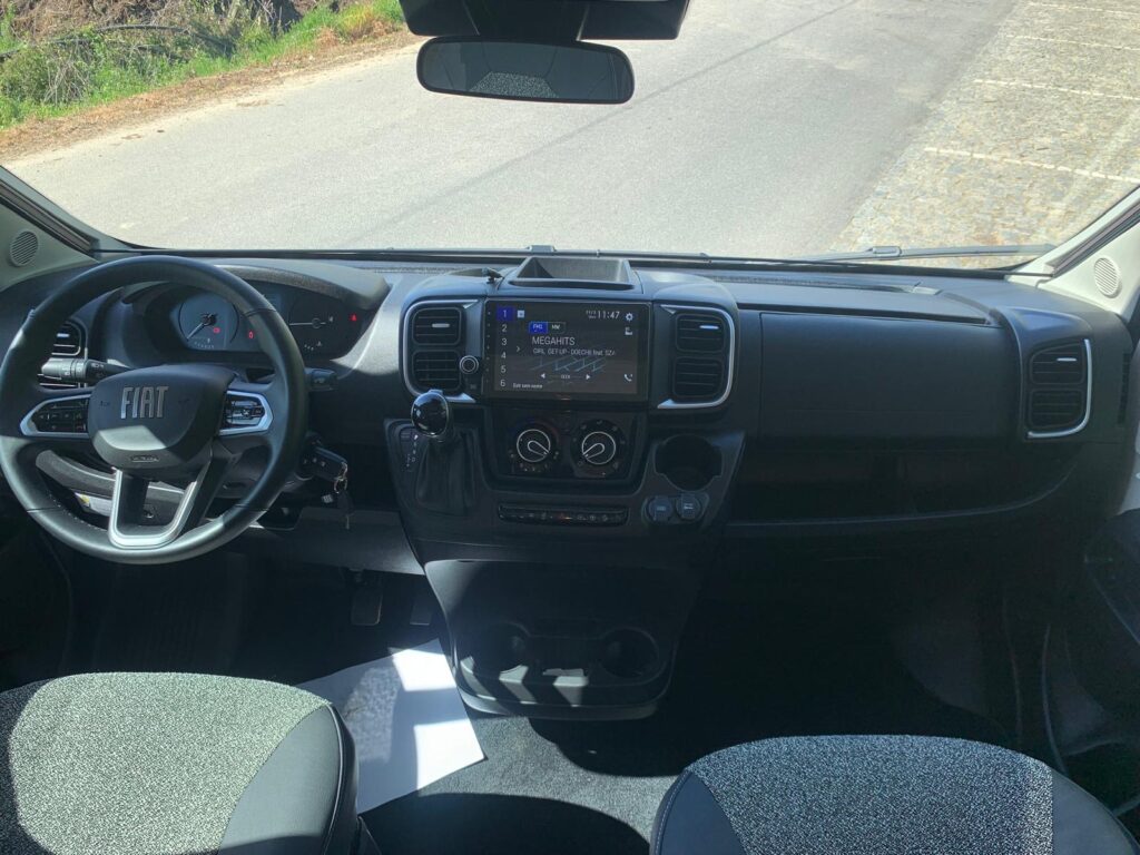 Burstner Skyline 2025 Camas gemeas e basculante