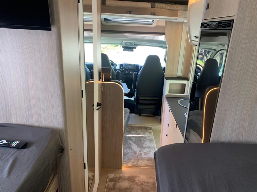 Burstner Skyline 2025 Camas gemeas e basculante