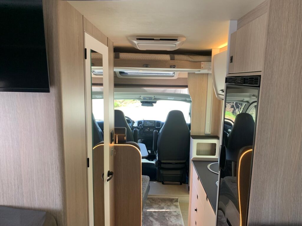 Burstner Skyline 2025 Camas gemeas e basculante