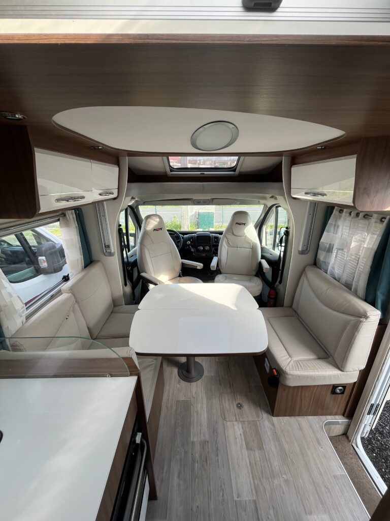 Pilote 746 Cama Central e Basculante