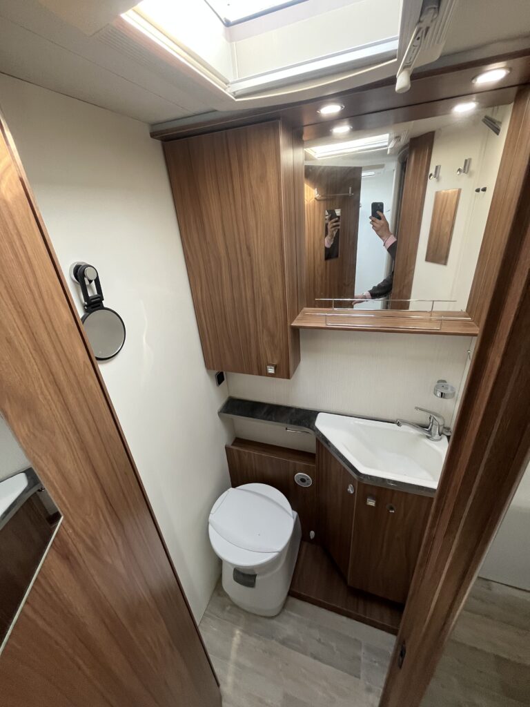 Pilote 746 Cama Central e Basculante