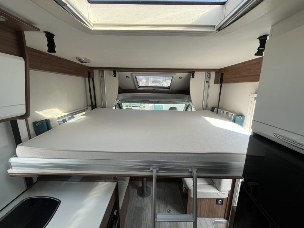 Pilote 746 Cama Central e Basculante