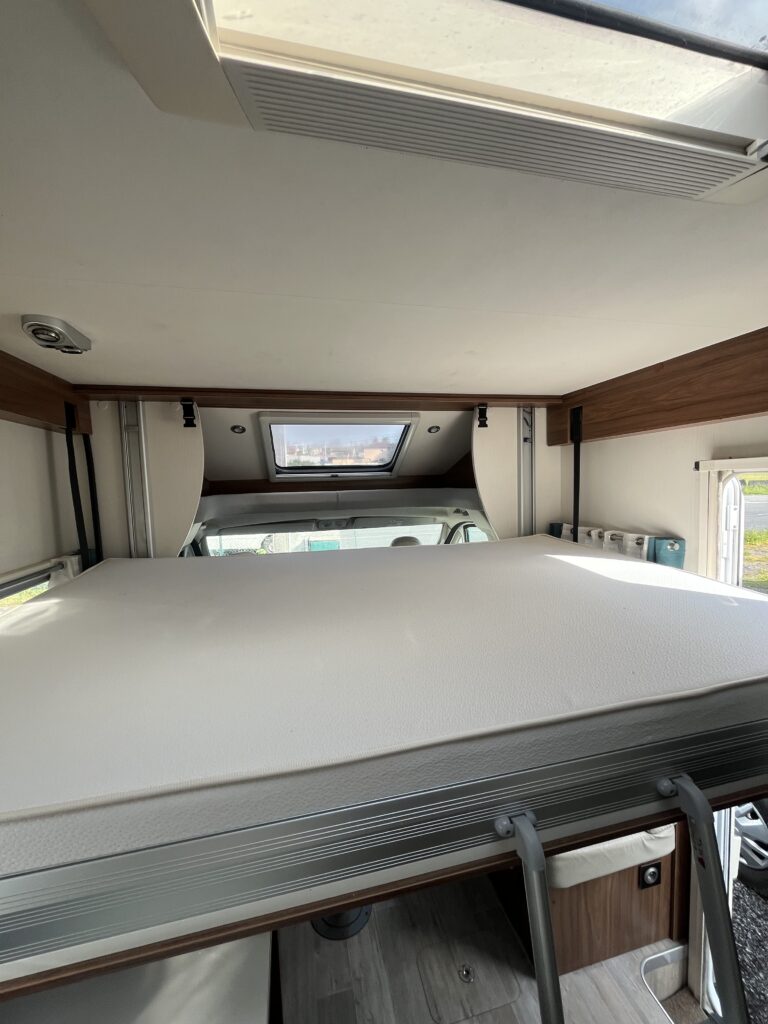 Pilote 746 Cama Central e Basculante