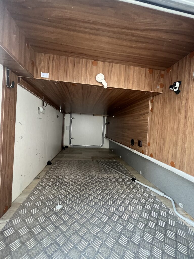 Pilote 746 Cama Central e Basculante