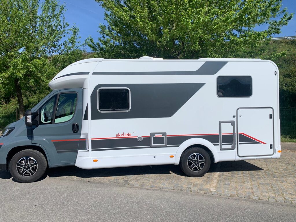 Burstner Skyline 2025 Camas gemeas e basculante