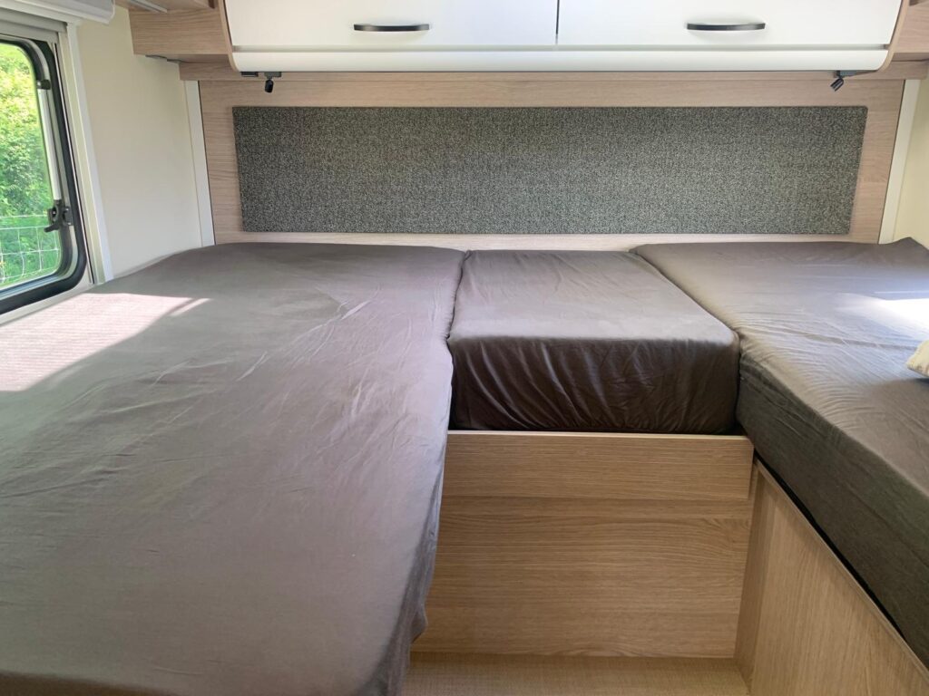 Burstner Skyline 2025 Camas gemeas e basculante