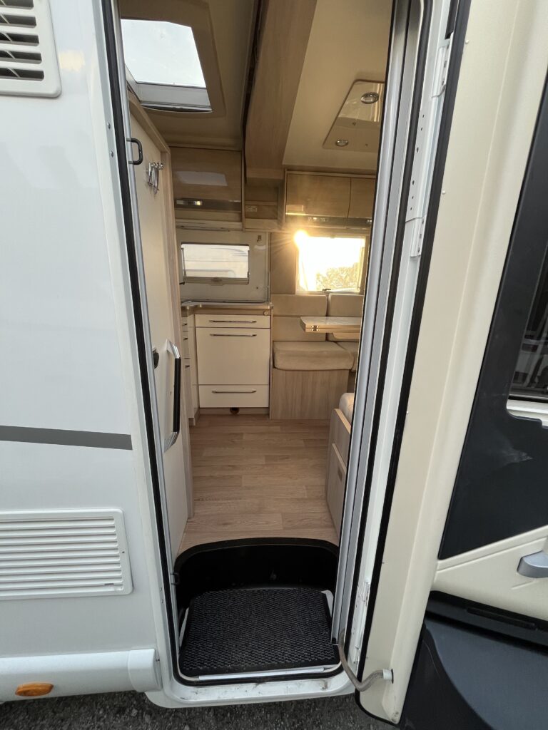 Rapido 665F Camas gemeas e basculante