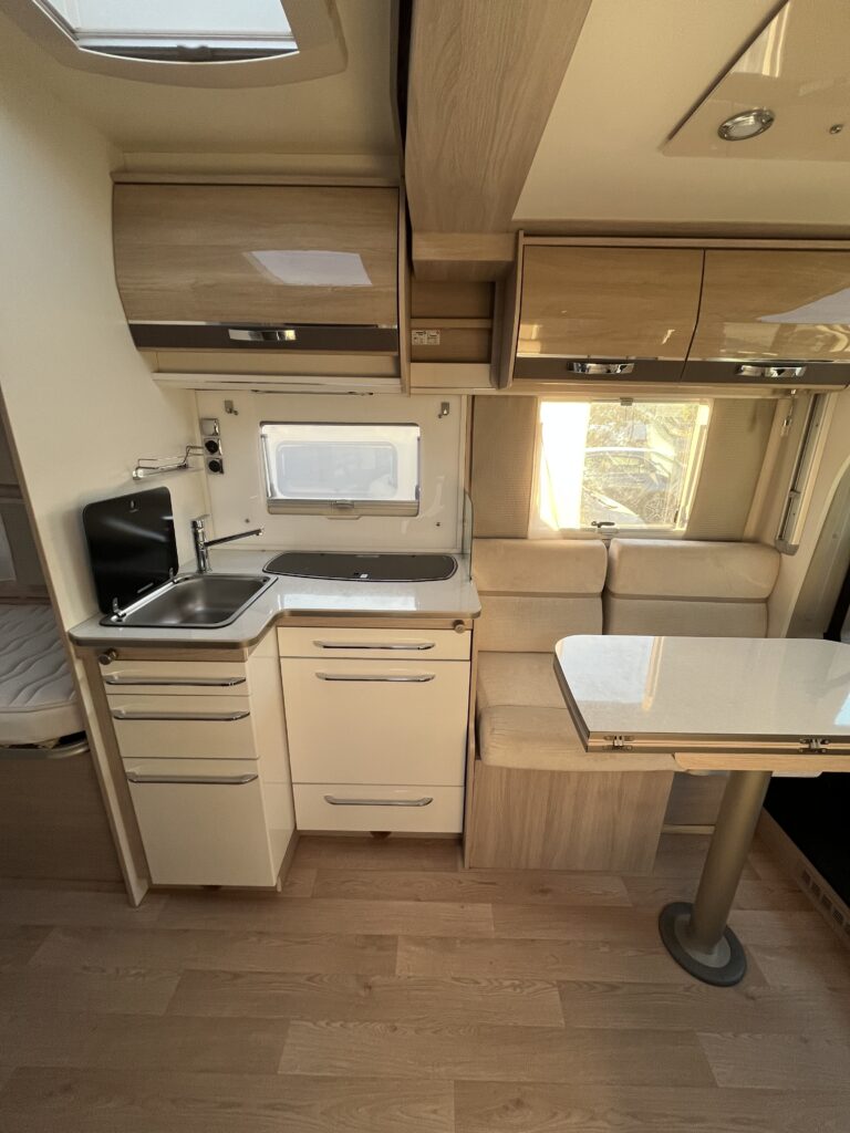 Rapido 665F Camas gemeas e basculante