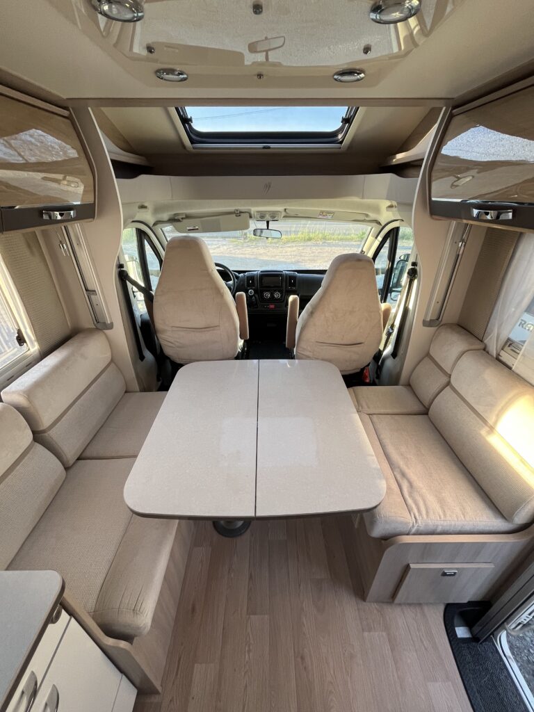 Rapido 665F Camas gemeas e basculante