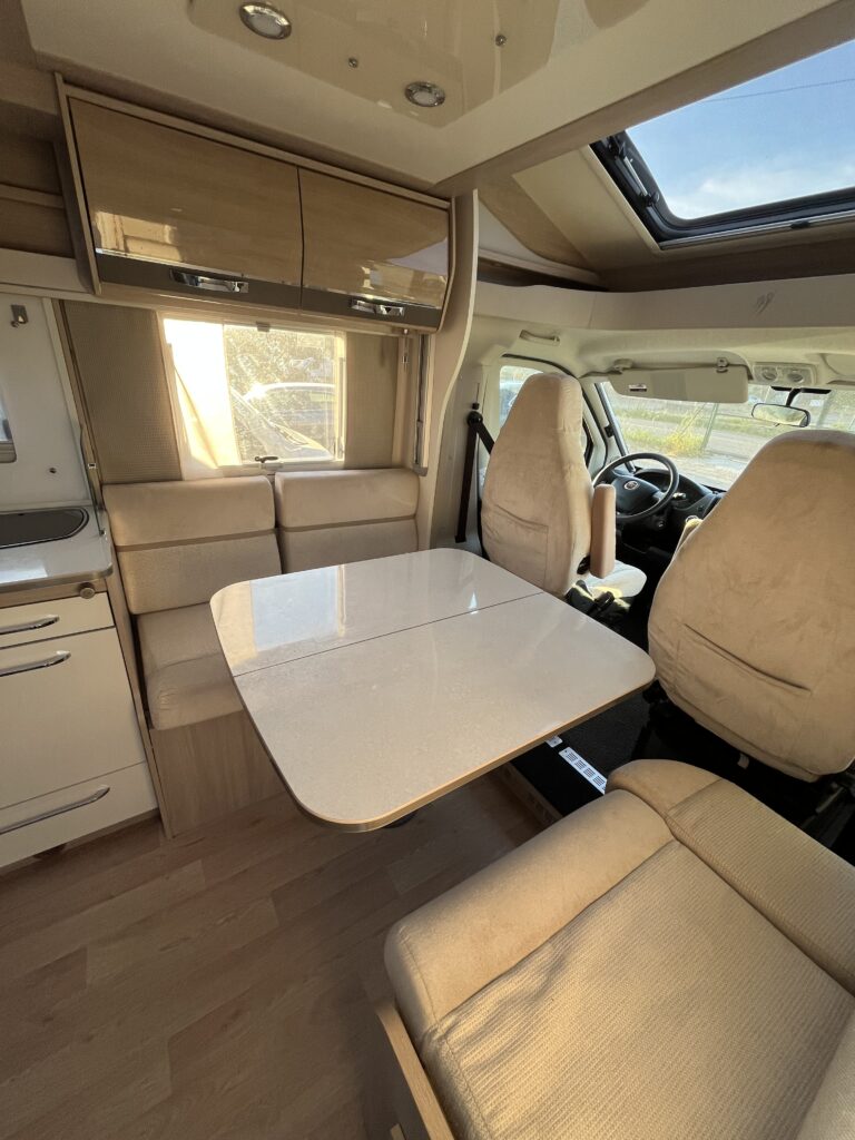 Rapido 665F Camas gemeas e basculante